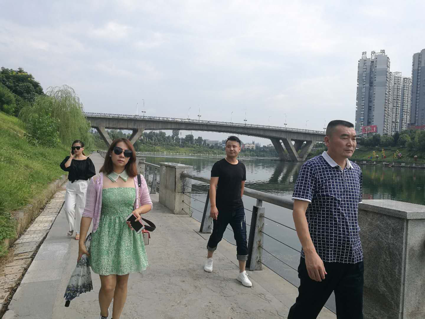 城中街道王备战 开展"巡河"并调研指导河长制工作