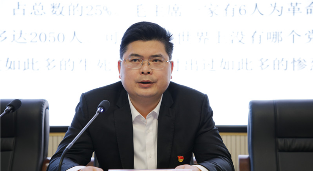 郑明明到怀化四中讲授思政课