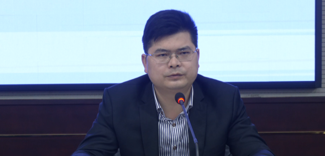 区委副书记,区长郑明明主持,副区长赵湘玲参加.