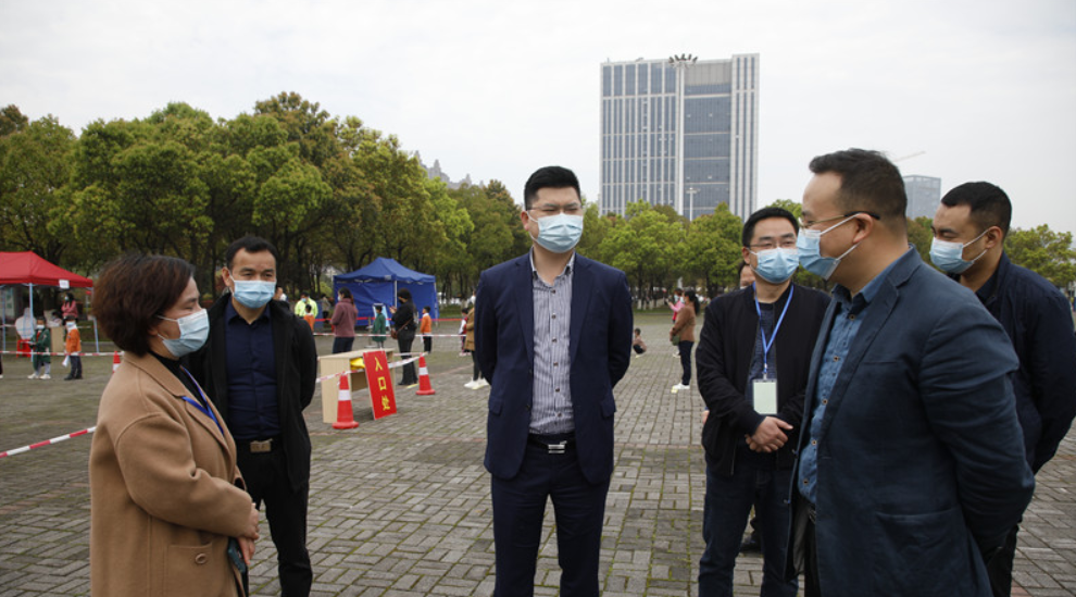 在市政府广场,湖南师大附属怀化学校等核酸采样点,郑明明实地查看场地