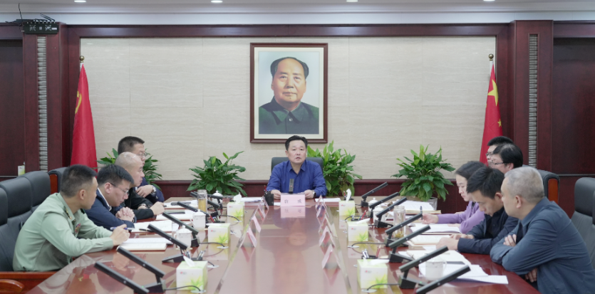 唐成主持六届区委理论学习中心组2024年第13次集体学习