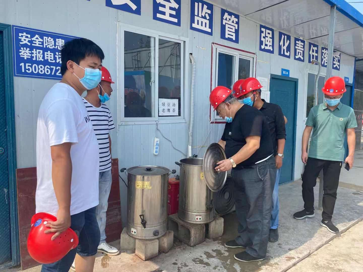 68686868检查人员深入工地,对各项目高温天气安全生产措施