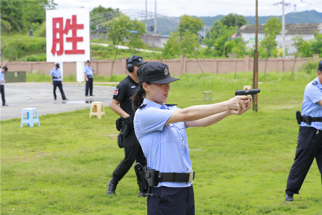 信息公开目录 鹤城公安分局 工作动态    参训民警动作娴熟,姿势标准